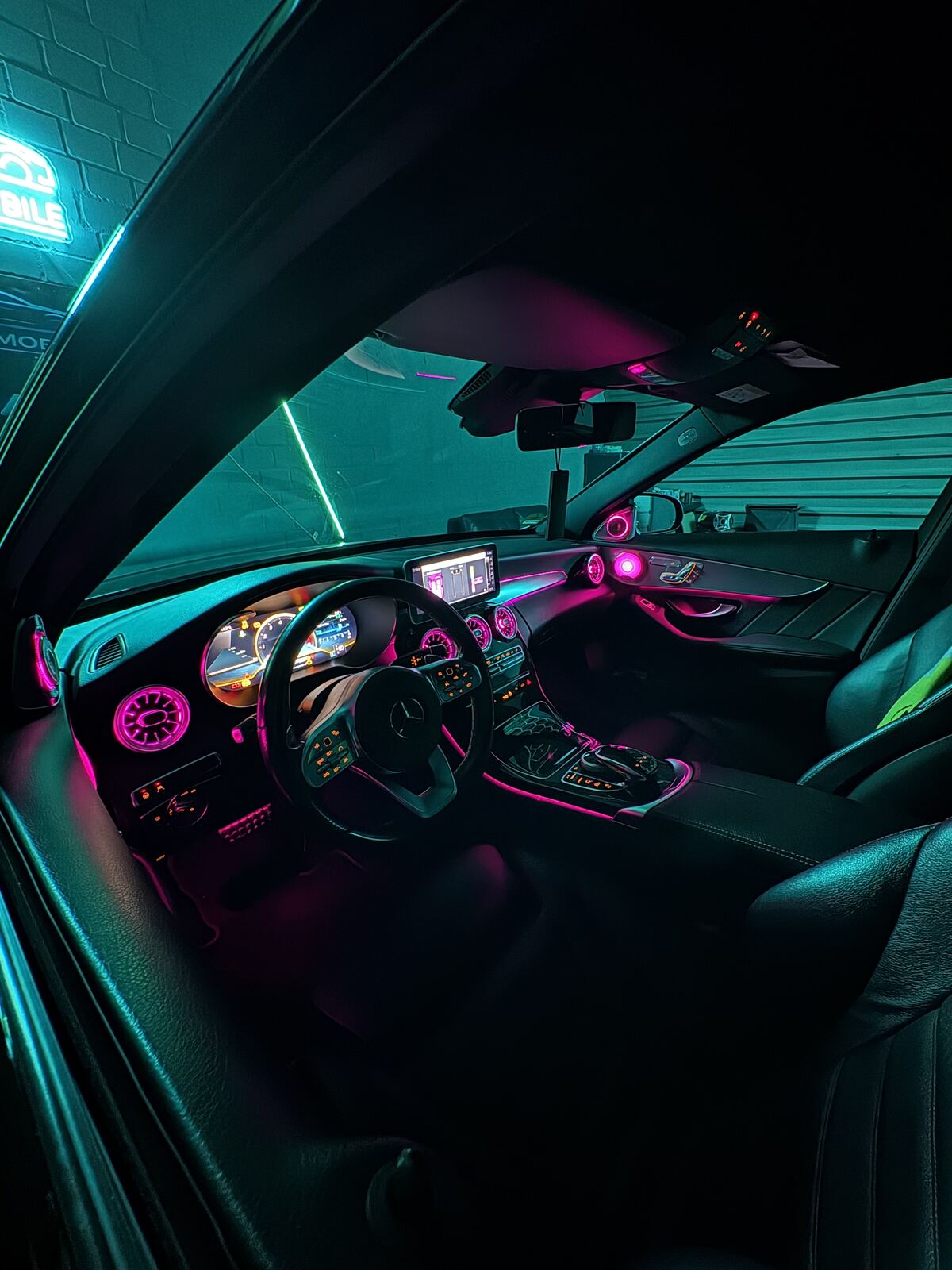 Mercedes-Benz Innenraum mit nachgerüsteter Ambientebeleuchtung in Pink, Armaturenbrett und Türen